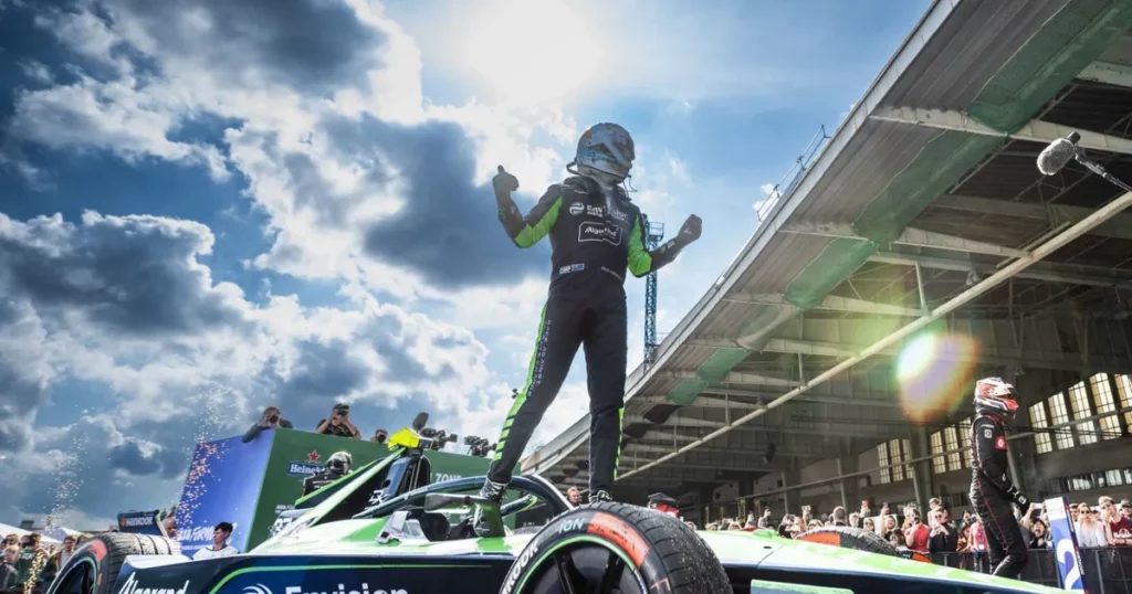 คงรอไฟต์แรก